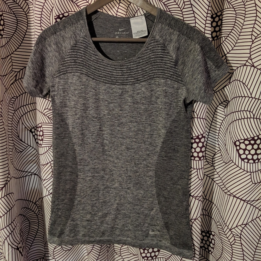 nike dri-fit short sleeve top w/reflective detail